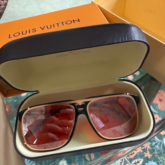 Vintage Louis Vuitton Aviators with LV Print and detachable lenses - Picture 7 of 7